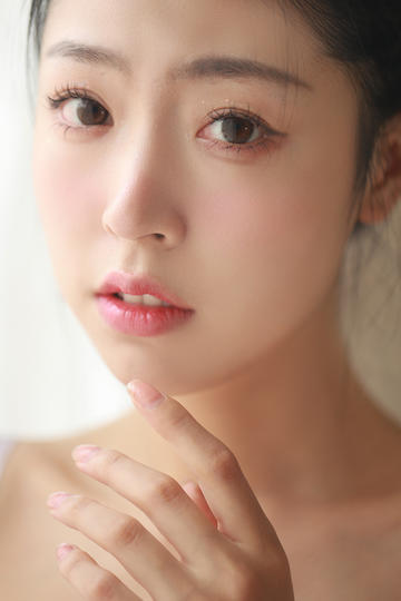 张杰谢娜带双胞胎女儿游迪士尼